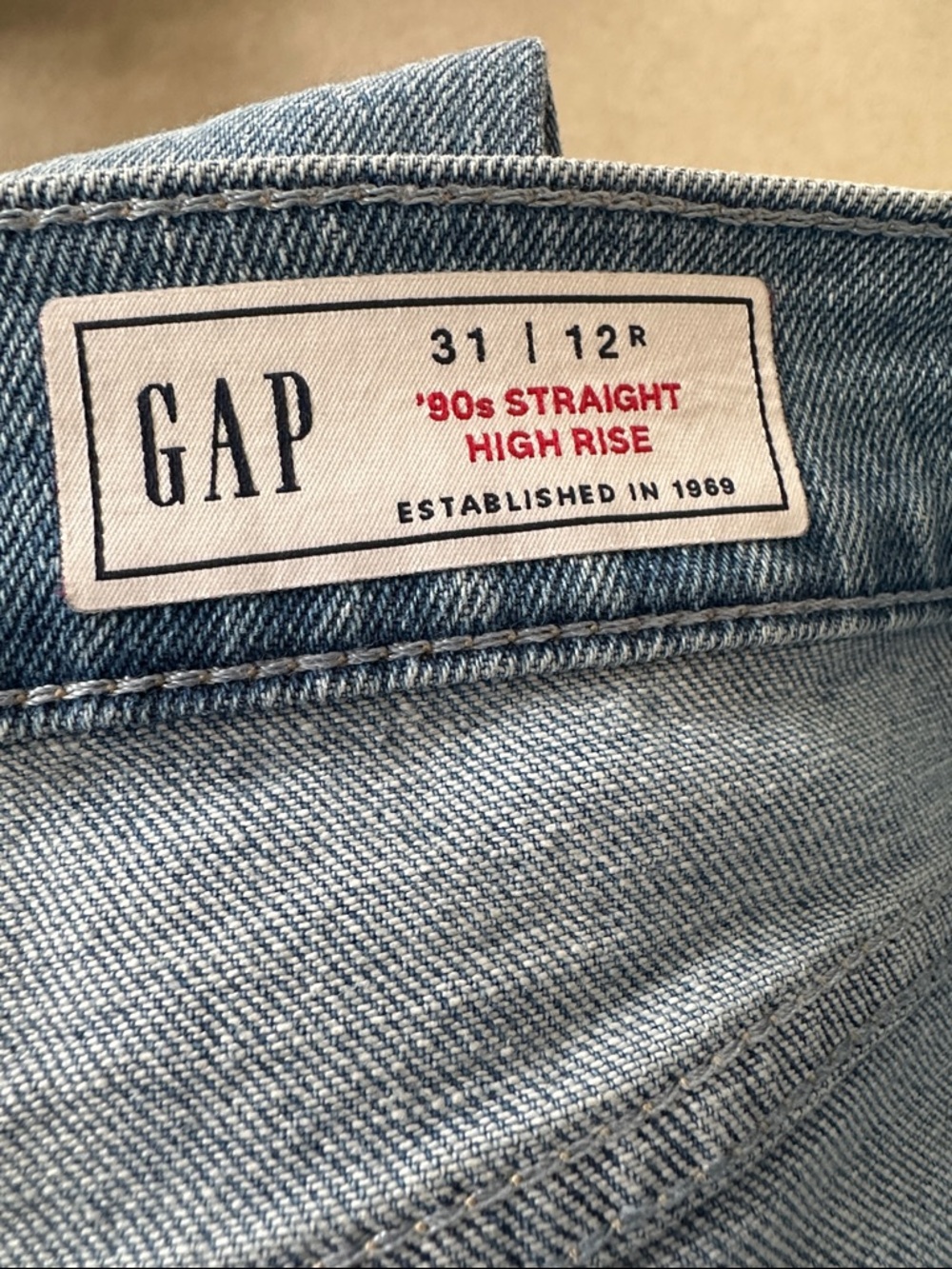 GAP Women's Mid-Rise Cuffed Straight-Leg Jeans in Light Indigo - Picture 4 of 5